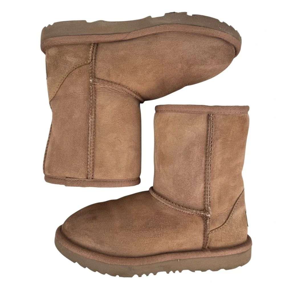 UGG Kids Classic Short II Winter Boots Sz 2 Chestnut Suede Sheepskin